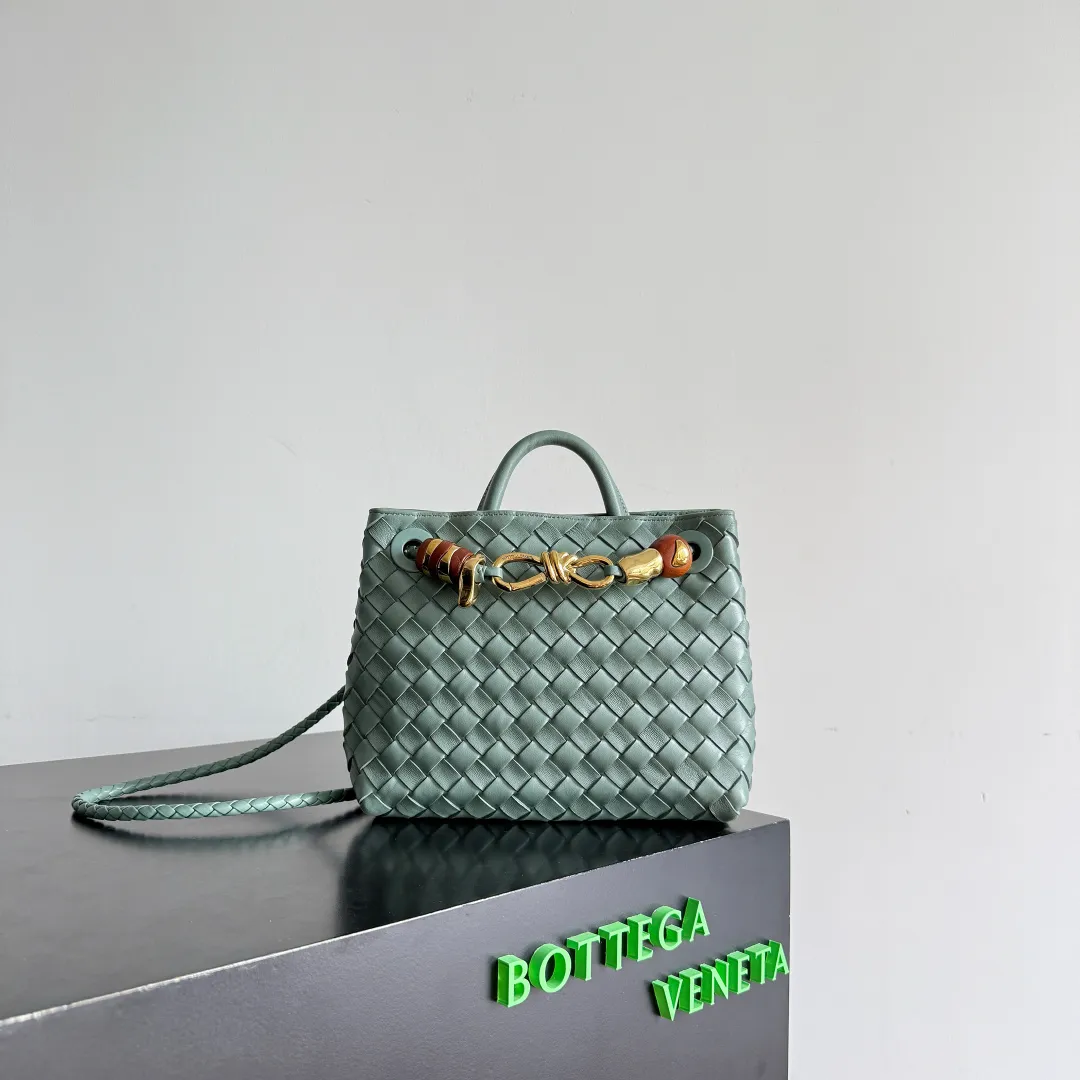 The new Andiamo batch of 3060 BV is shipped‼ ️The classic intercciato weaving process is used to create a soft bag, the metal knot is made of micro-cast aluminum using jewelry technology🪢, and the decorative beads are made of metal and hand-polished oak, allowing you to jump repeatedly between elegance and fun💃, making it unpredictable. Classic and versatile, it shows off your temperament, and the bag has a large capacity, making it very convenient for daily commuting! It has a variety of carrying methods, the shoulder straps can be adjusted by yourself, the original lambskin feels soft and delicate, and the unisex style breaks gender boundaries and brings a more practical and long-lasting use experience. The Andiamo, which has both elegant and casual styles, perfectly interprets the "fashionable old money style". Style No.: 743568+Wood Hardware Color: Aloe Green Size: 25*22*10.5cm